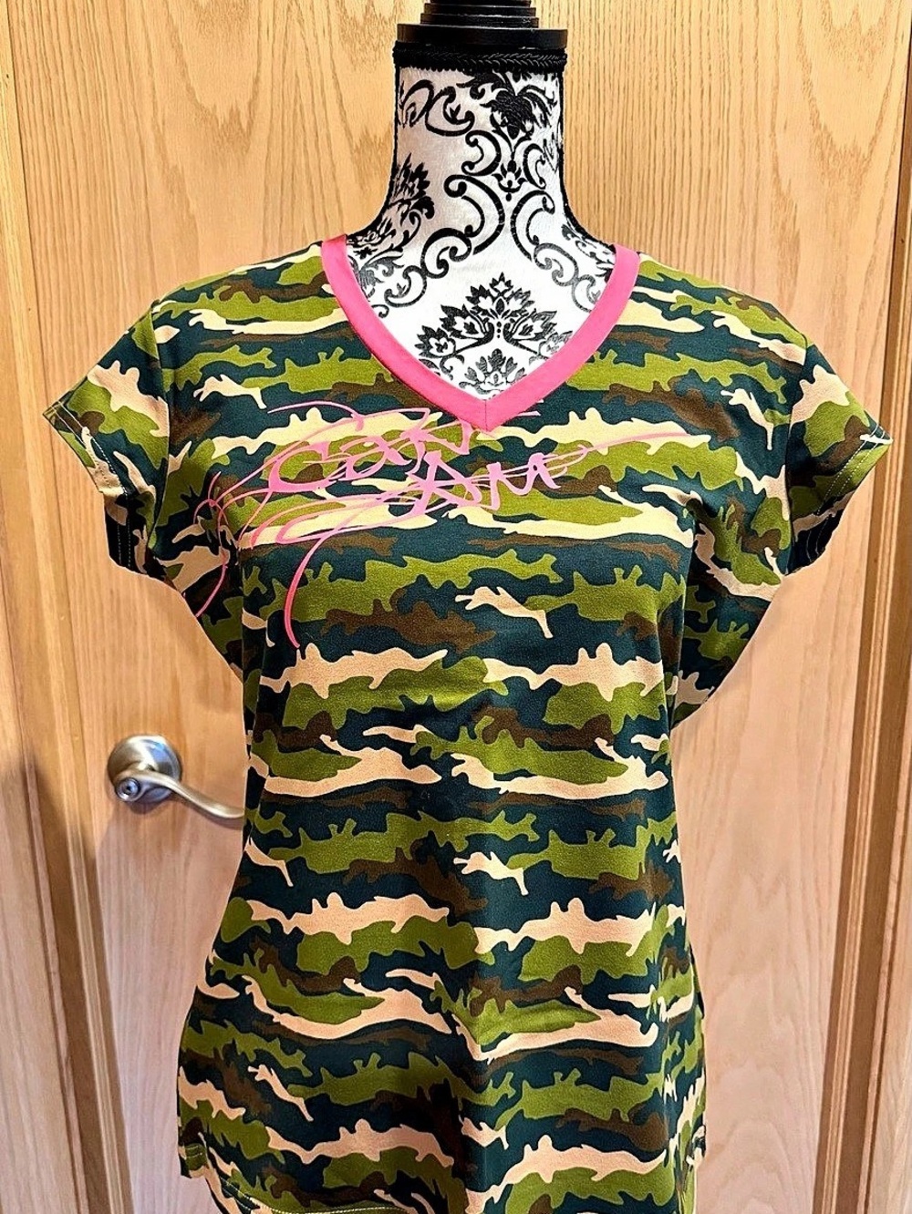 Can Am Women's Camo V-Neck Graphic Tee in Green & Pink